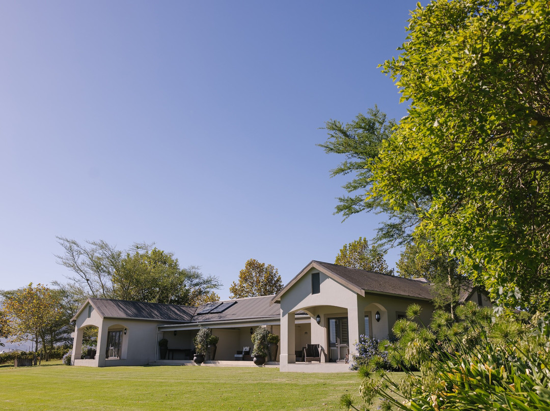 Under Oaks Guesthouse
