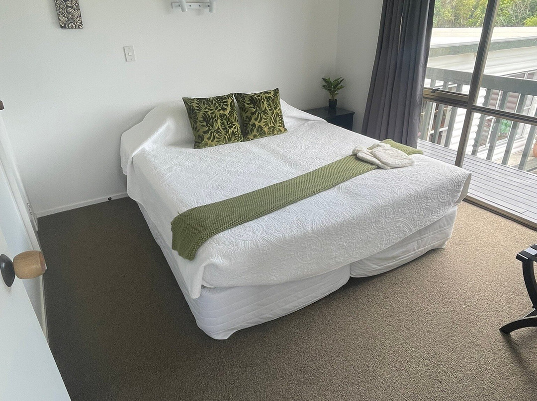 Tipi and Bobs Waterfront Lodge主图