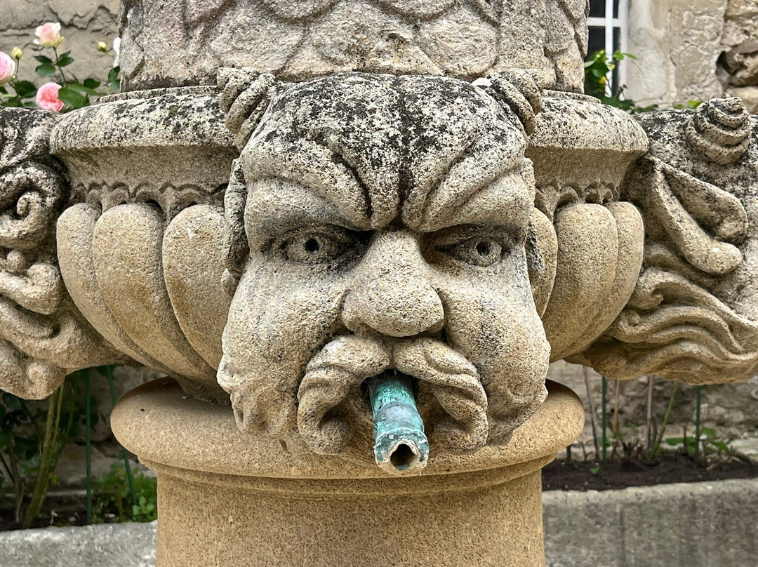 Fontaine des Mascarons de Seguret