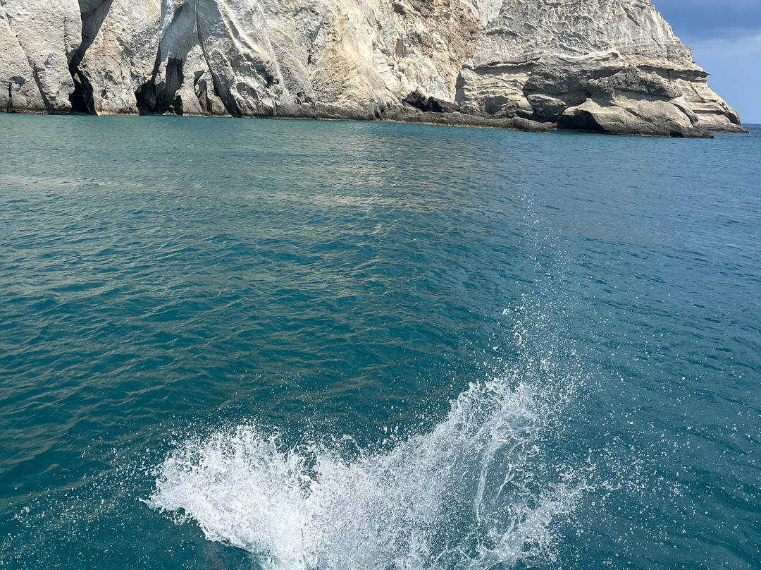 Travel me to Milos Tours-米洛斯岛必去景点