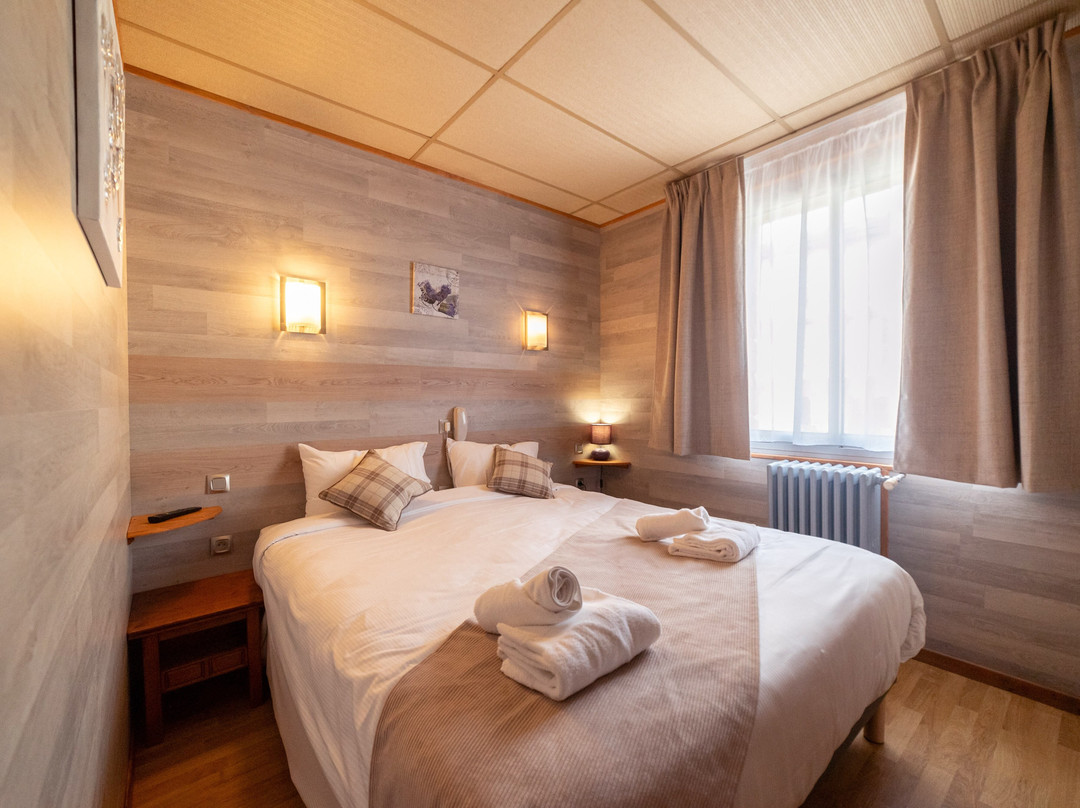 Pyrenees Hotel主图