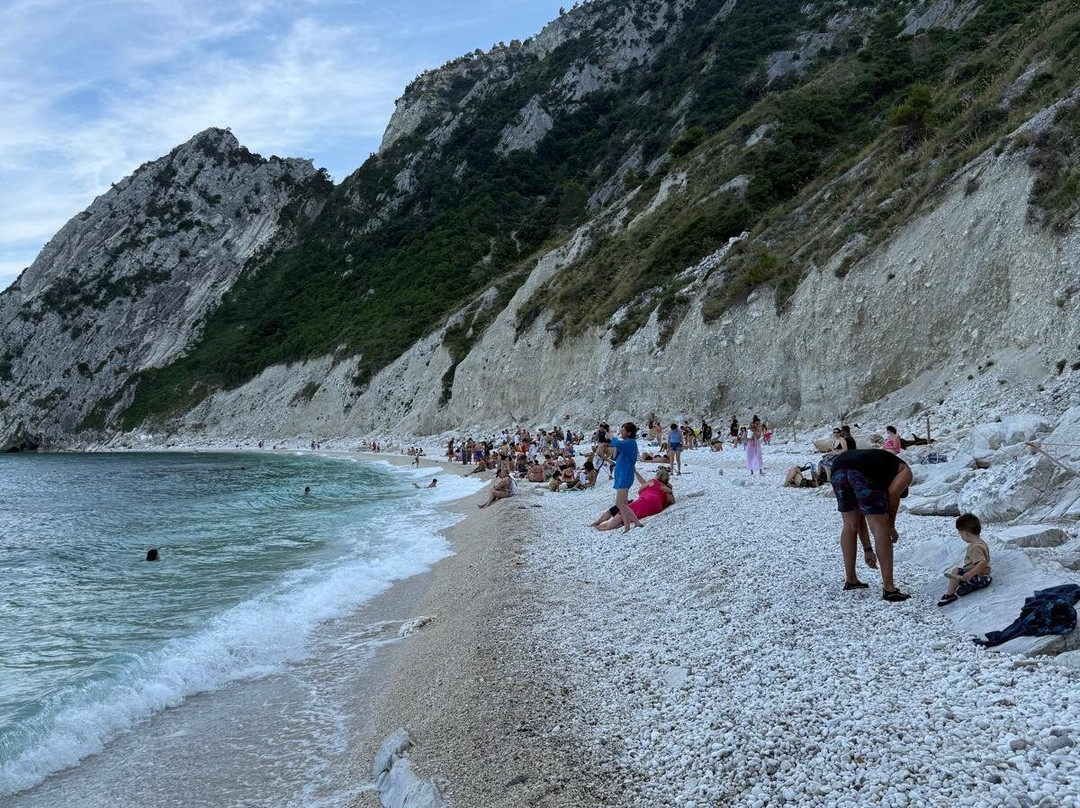 Spiaggia Delle Due Sorelle-Sirolo必去景点