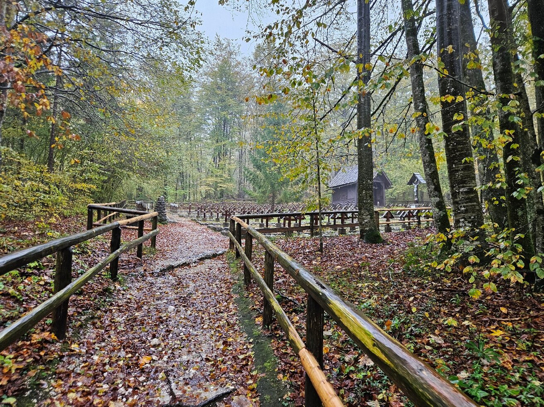 Vojasko Pokopalisce Ukanc-Ukanc必去景点