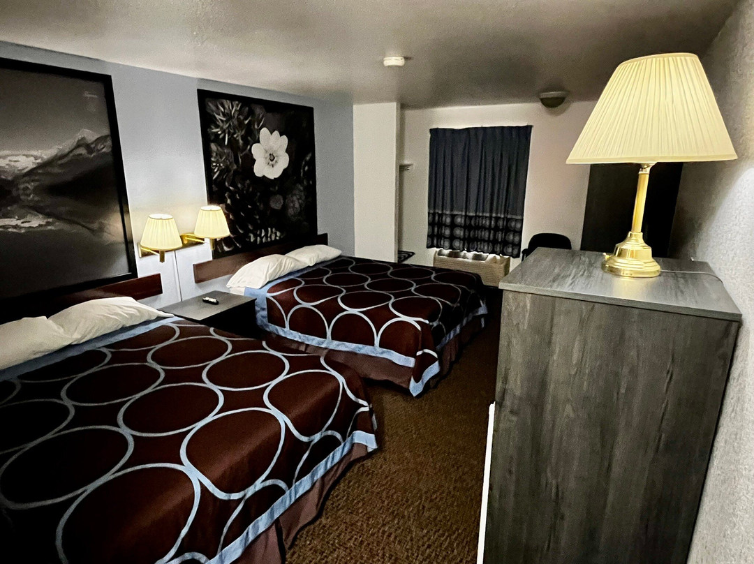 Super 8 by Wyndham Three Hills AB主图