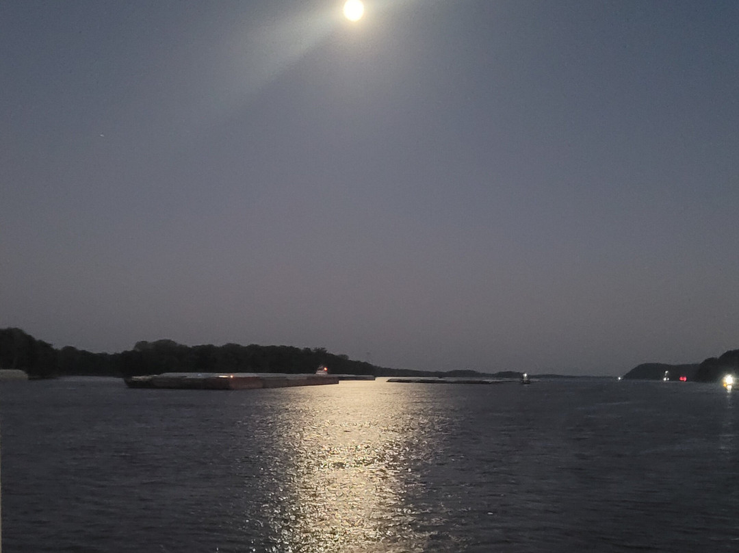 Mark Twain Riverboat Dinner Cruise-汉尼拔必去景点