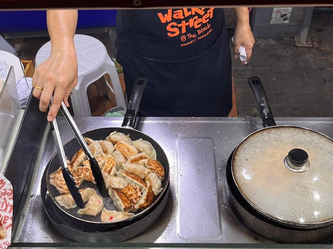 Kata Walking Street-卡塔海滩必去景点