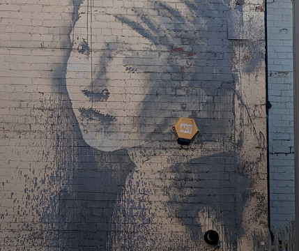 Banksy - Girl with the Pierced Eardrum-布里斯托尔必去景点
