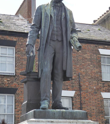 Sir Hugh Owen Statue-卡那封必去景点