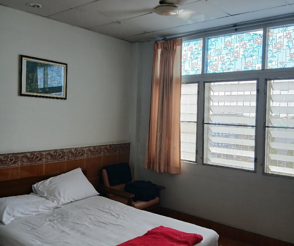 苏黎翁春蓬酒店主图