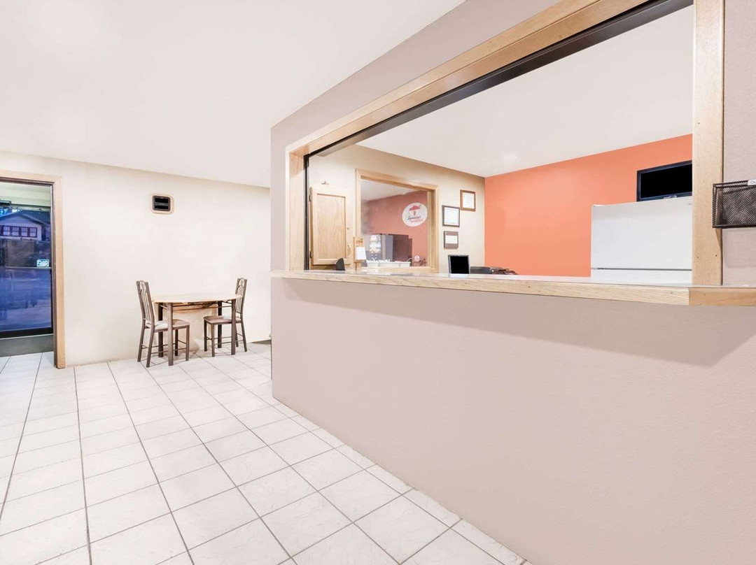 贝尔富切斯温德姆速8酒店