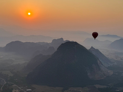 Above Laos Ballooning Adventures-旺阳必去景点