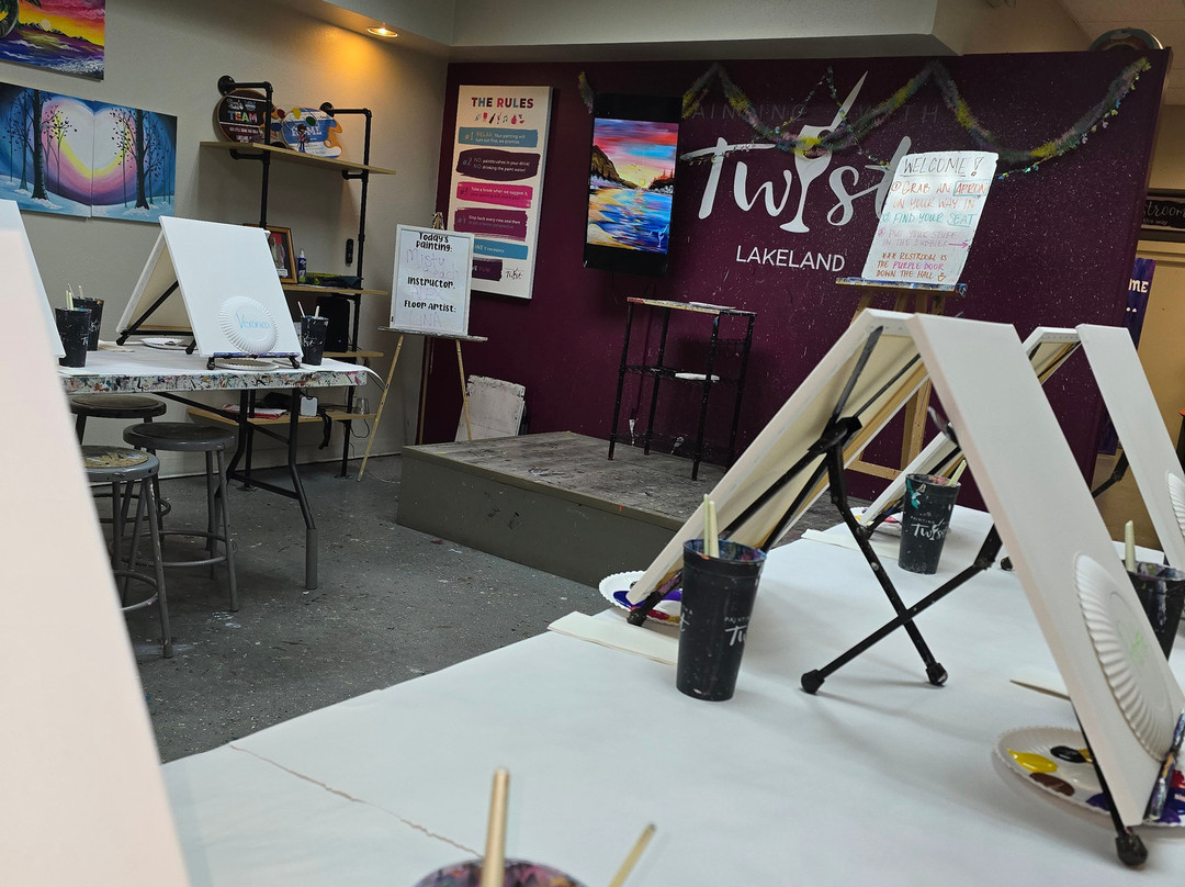 Painting with a Twist-莱克兰必去景点