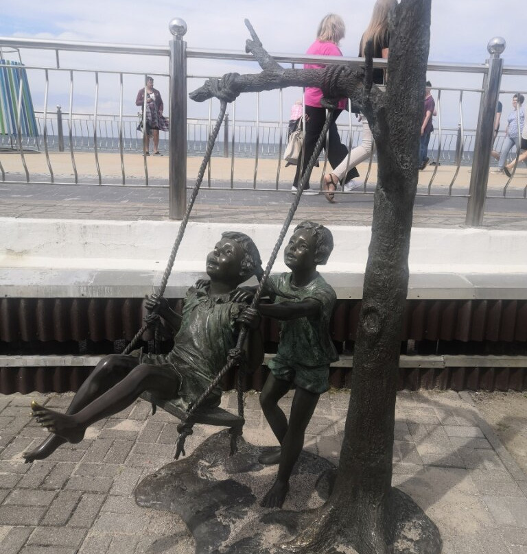 Sculptures of Children at Play-泽列诺格拉茨克必去景点