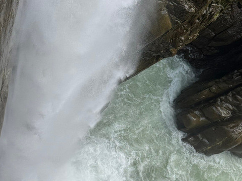 恶魔之炉瀑布-巴尼奥斯必去景点