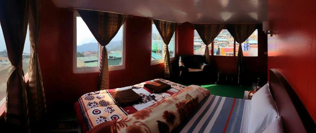 Solududhkunda酒店住宿-LAMA HOTEL - HIMALAYAN BURGER Experience the best stay in EVEREST with an unforgettable Mountain Flight
