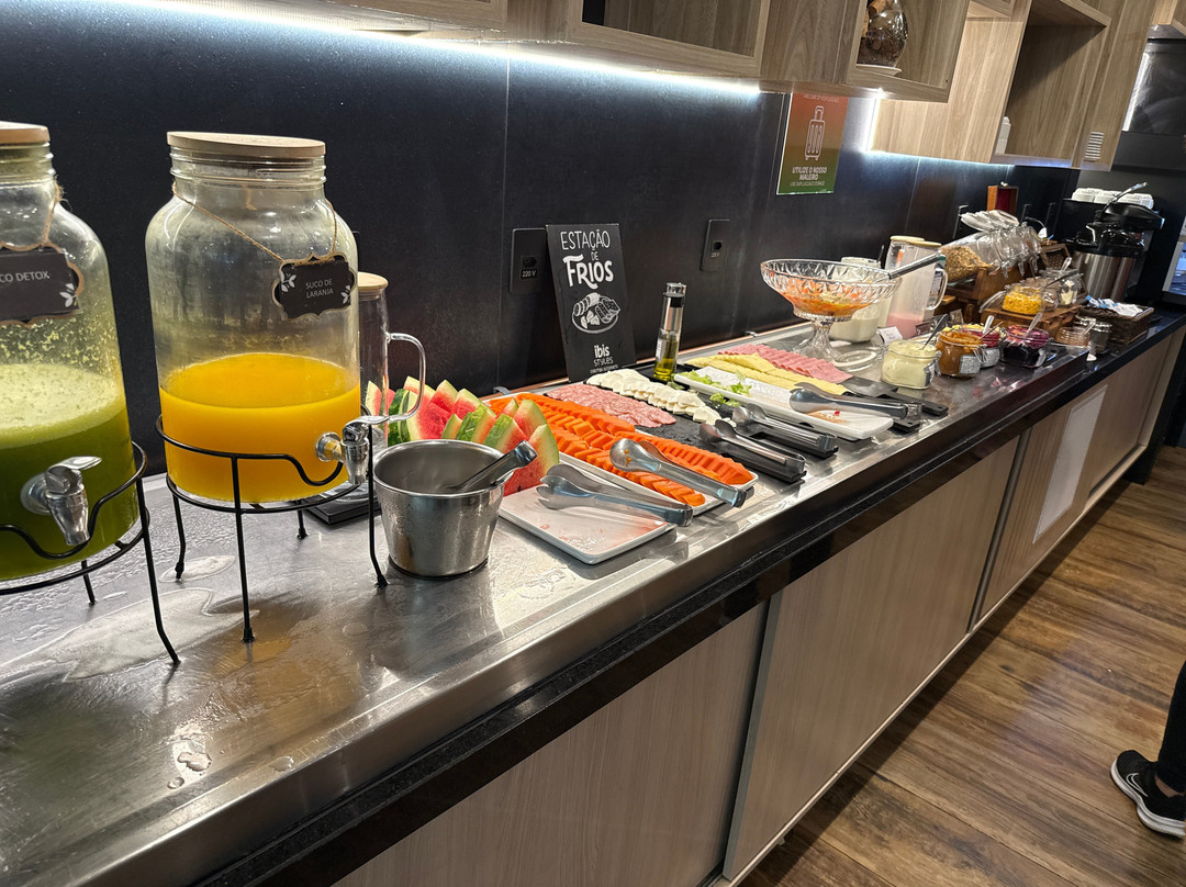 宜必思尚品库里提巴机场主图