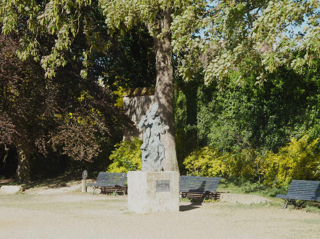Statue de l’Evêque Saint Fulbert-沙特尔必去景点