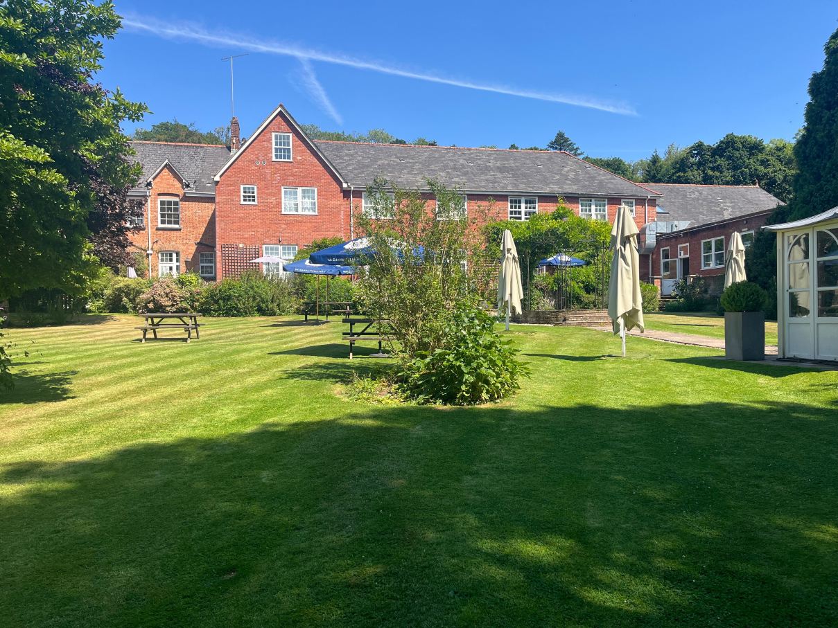 Fox and Hounds Country Hotel-旅行者