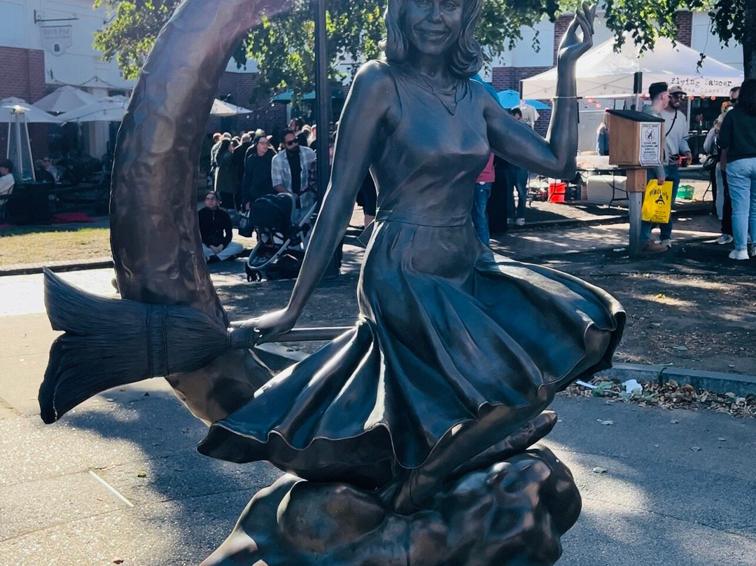 Bewitched Statue of Elizabeth Montgomery-塞勒姆必去景点