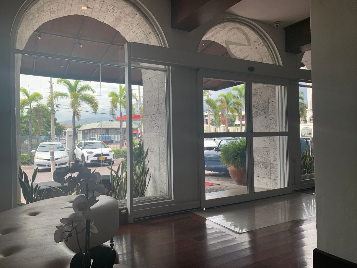S酒店金斯敦-旅行者