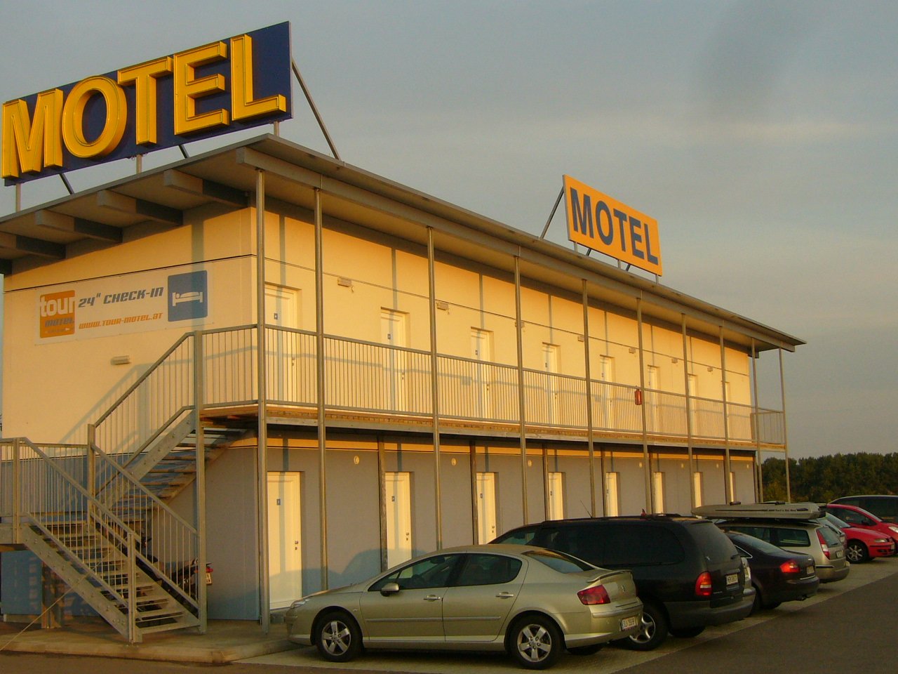 Tour-Motel-官方