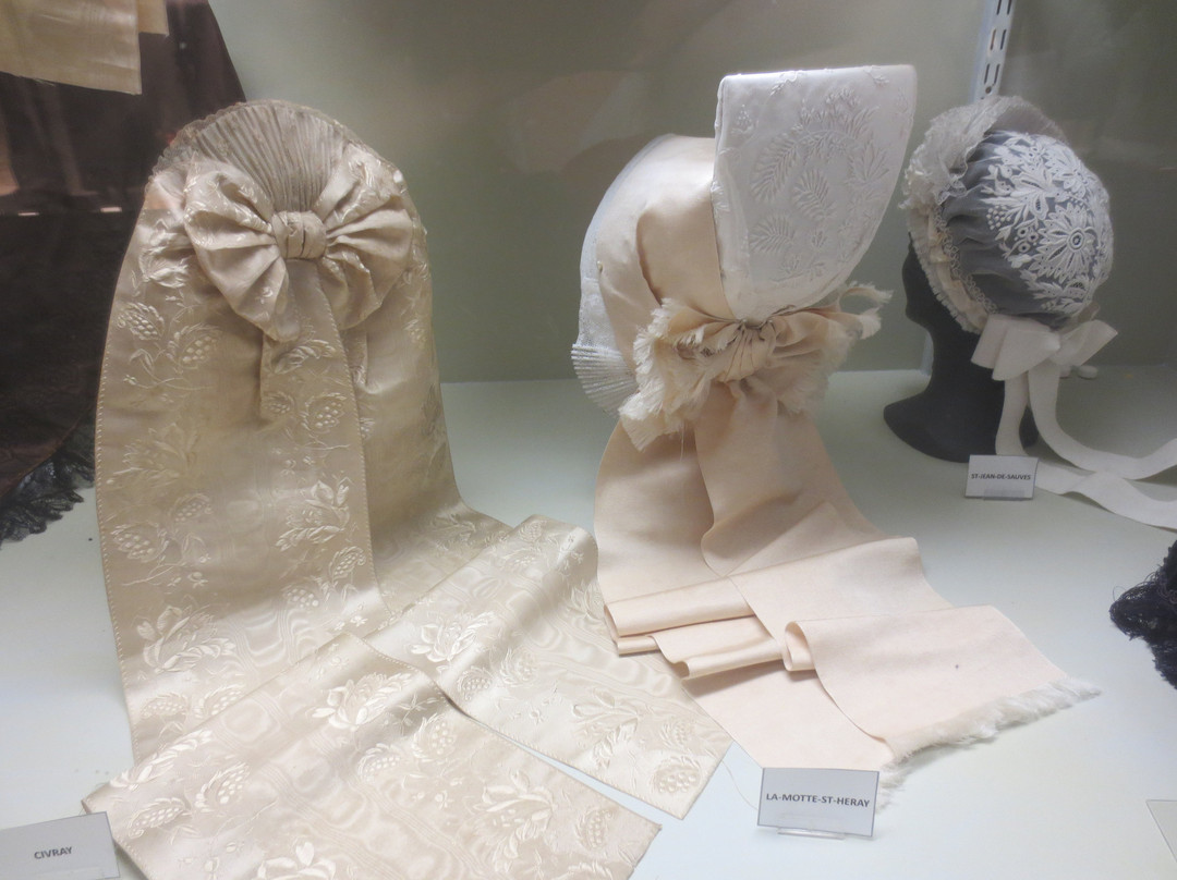 Les Amis Du Musee Des Coiffes