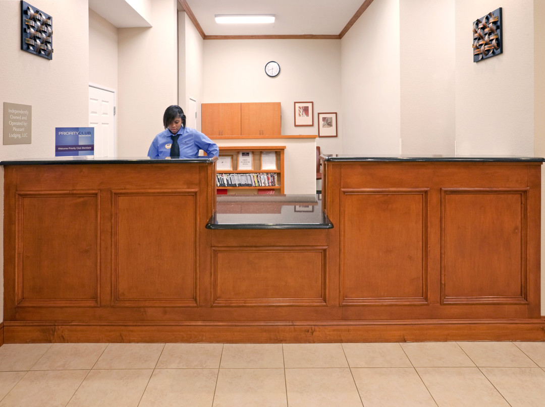 普莱森特山烛木套房酒店主图