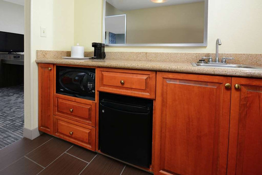 克林顿I-26欢朋套房酒店主图