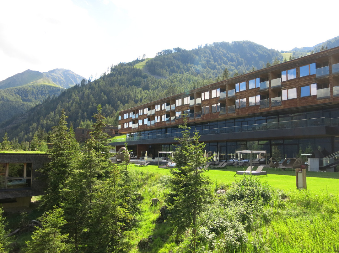 Gradonna Mountain Resort Chalets & Hotel主图