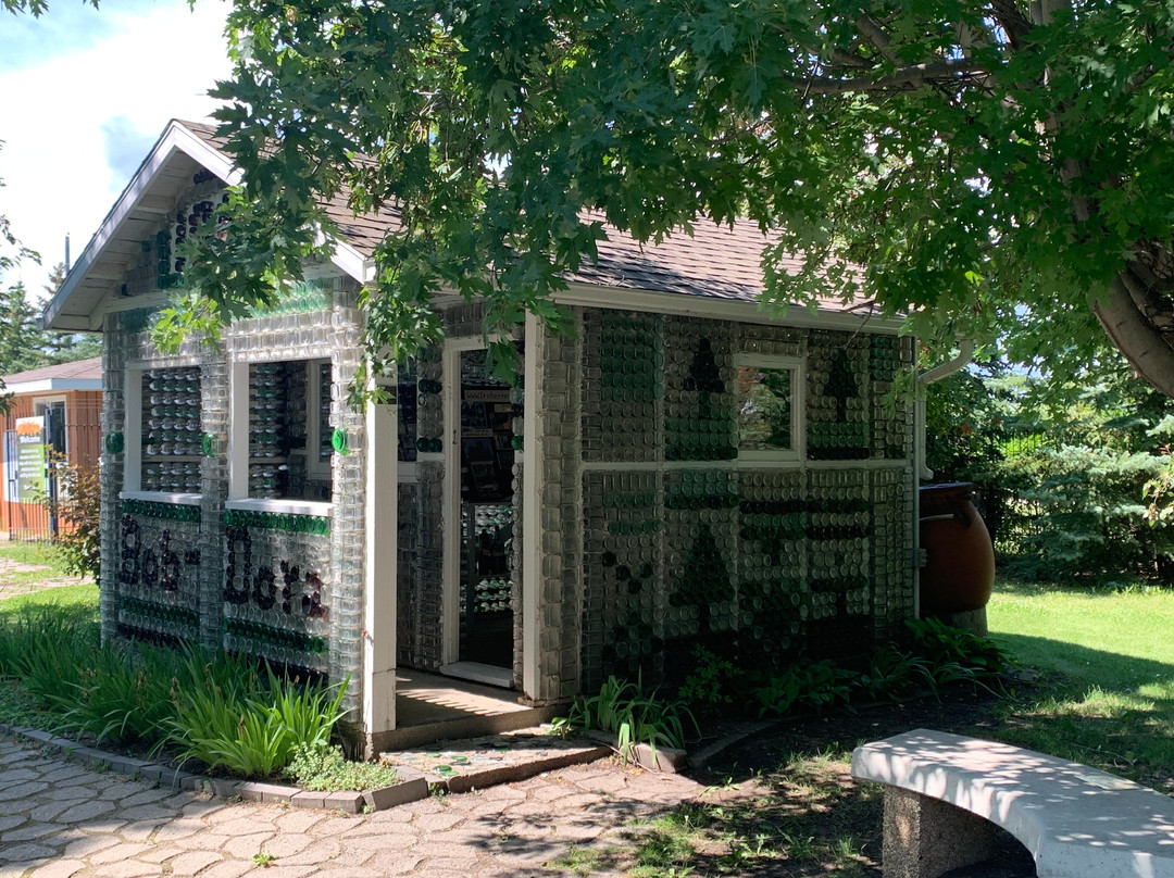 Glass Bottle House and Church-Treherne必去景点