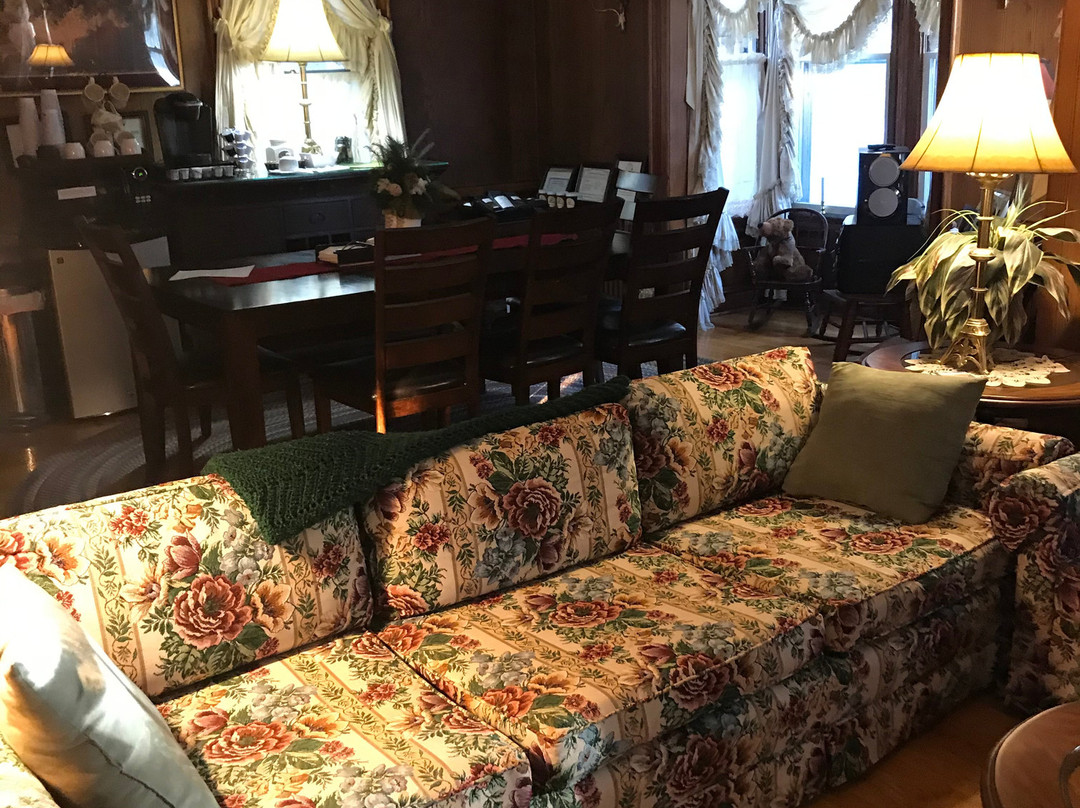 Twin Spruce Tourist Home Bed And Breakfast主图