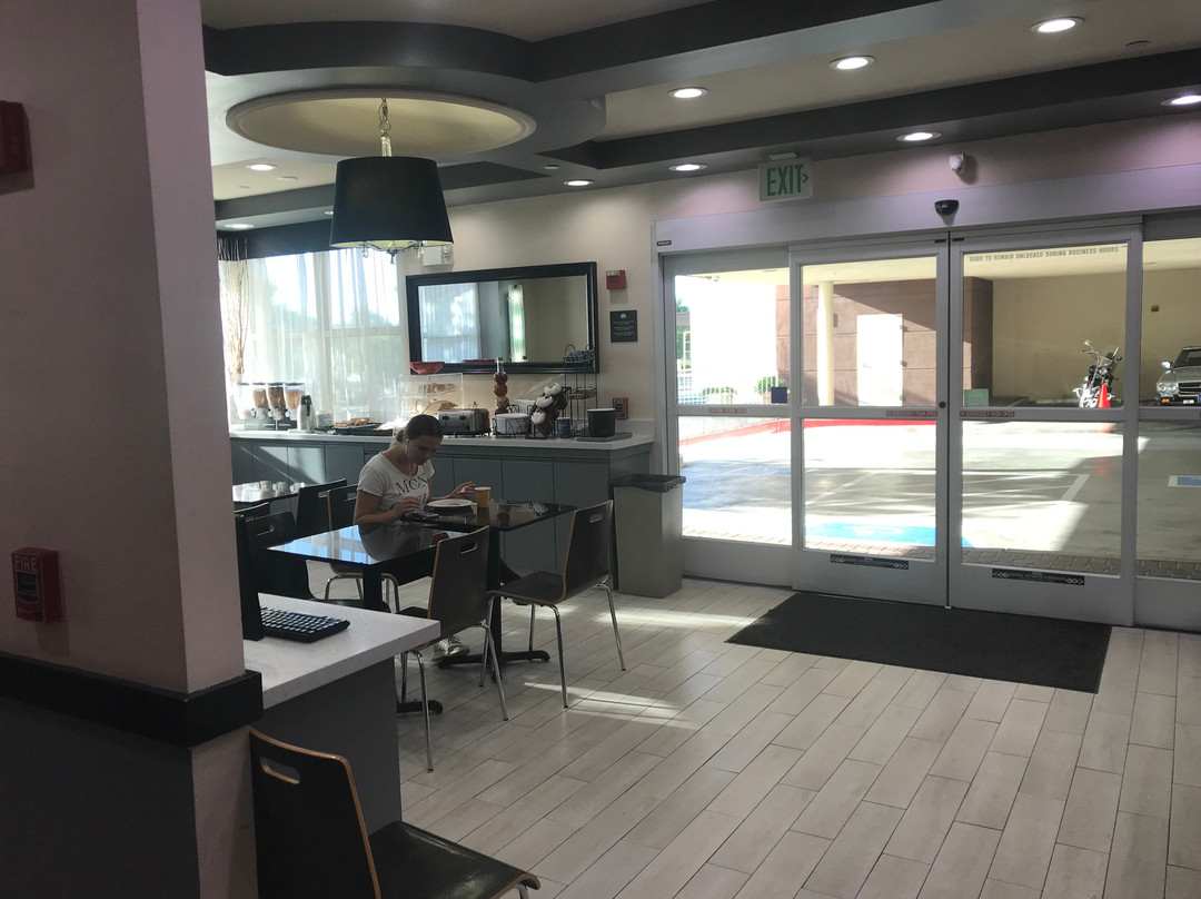 华美达套房旧金山机场酒店主图