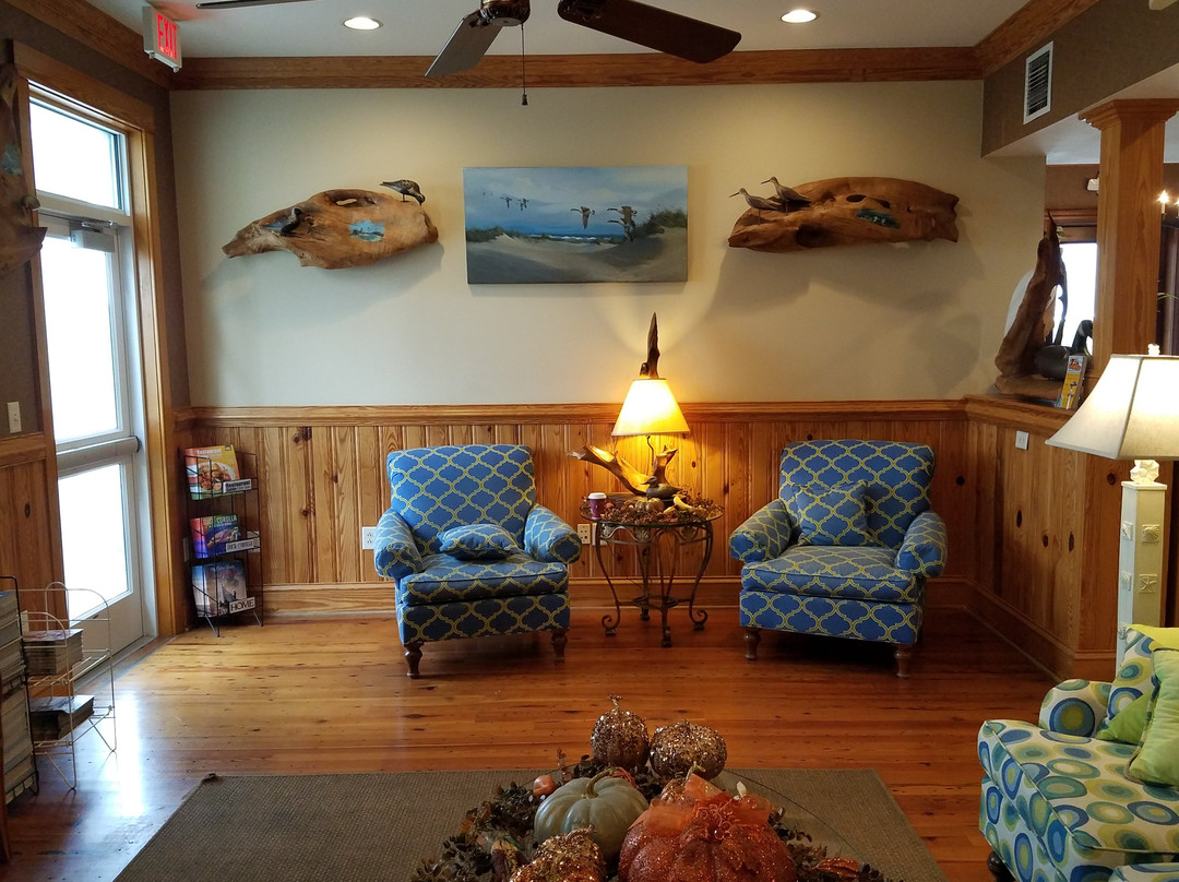 Shutters On the Banks主图