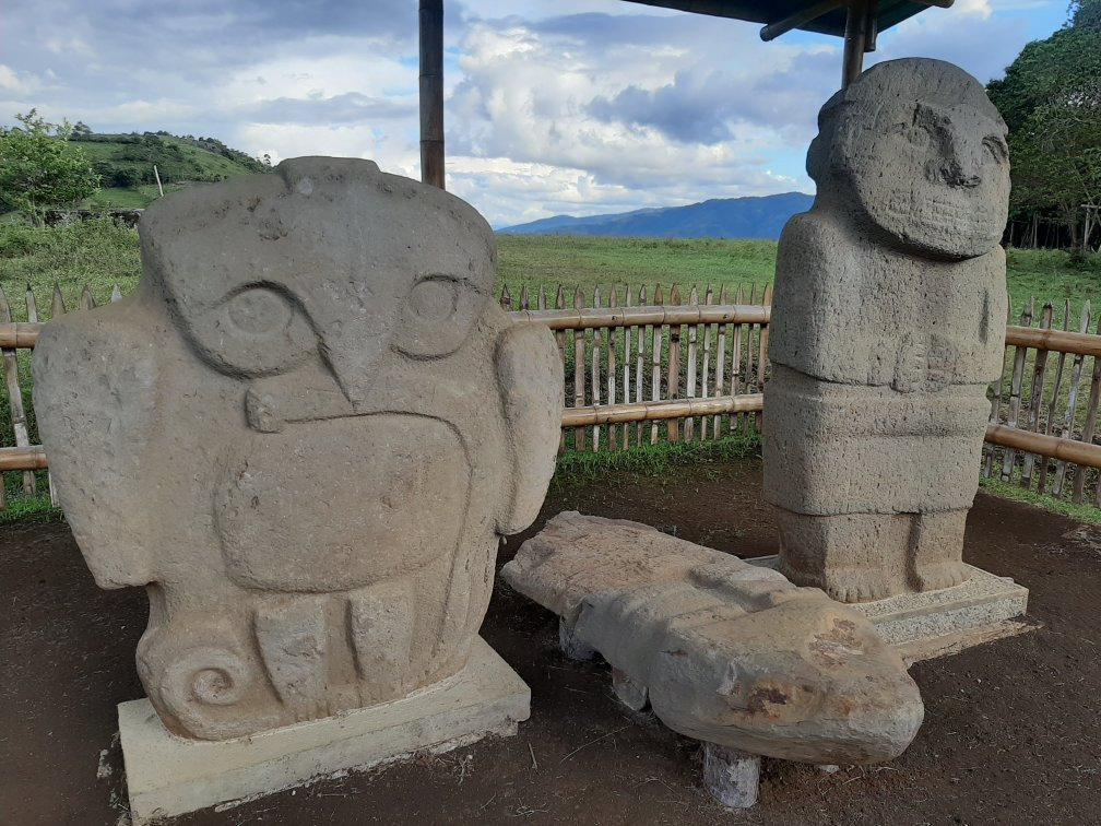 La Pelota - Estatuas A Color-San Agustin必去景点