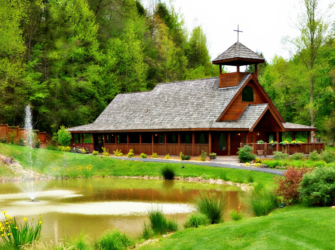 Gatlinburg's Little Log Wedding Chapel-盖林柏格必去景点