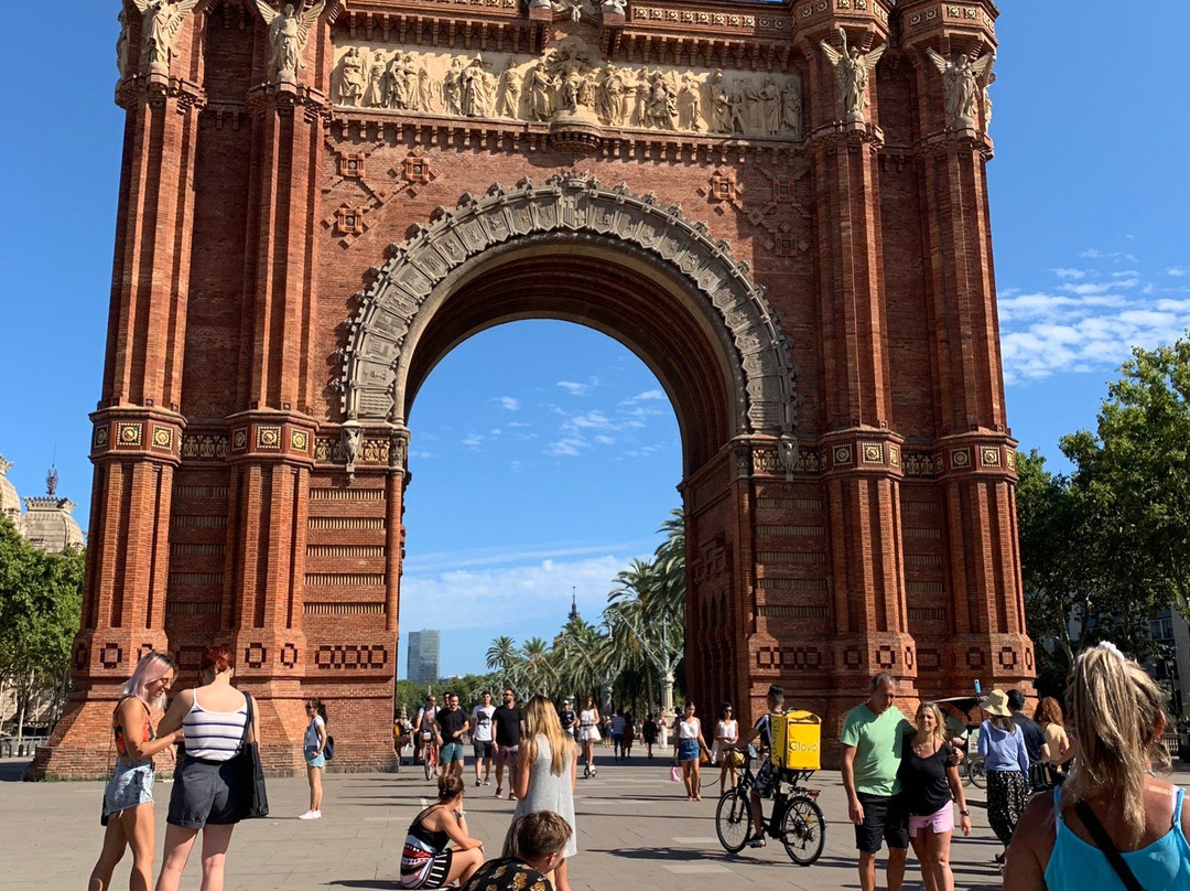 Monumento a Lluis Companys i Jover-科尔内利亚-德略布雷加特必去景点