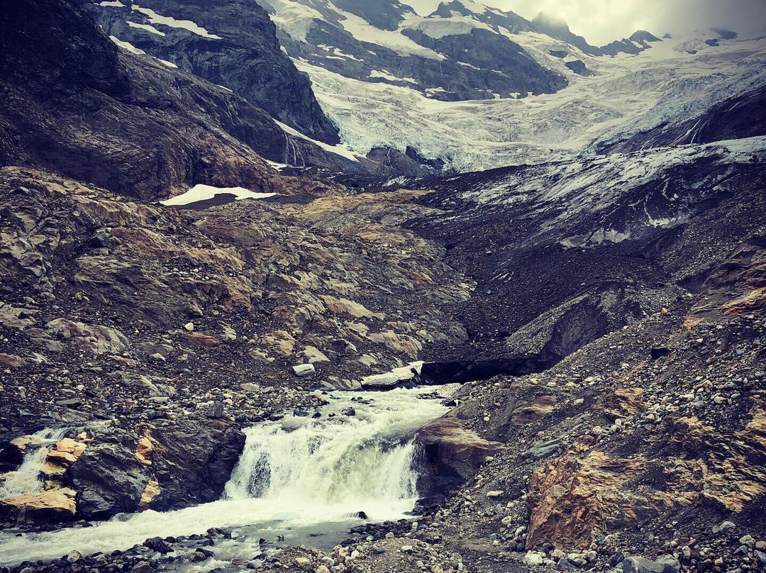 Alibek Waterfall景点图片
