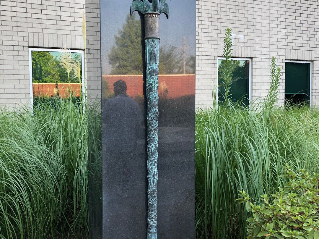 H.U. Lee International Gate and Garden-小石城必去景点