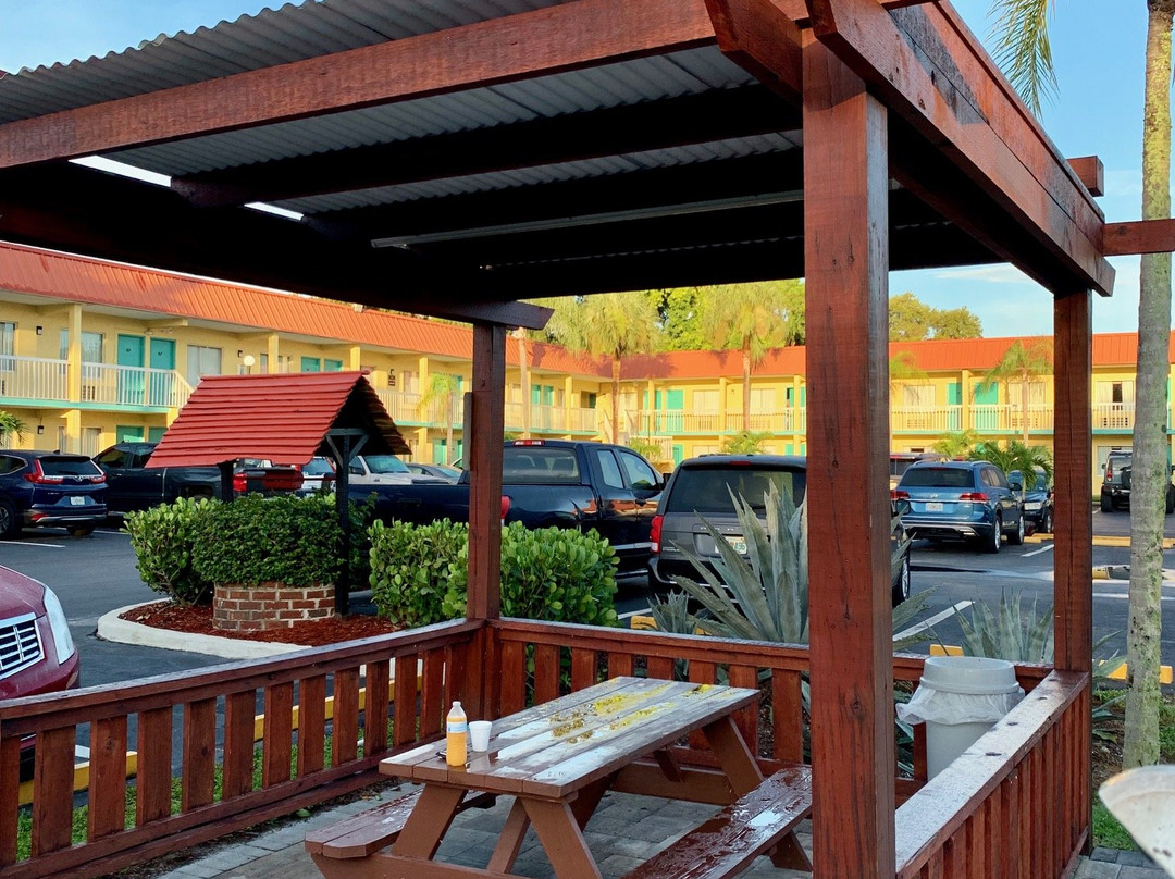 Super 8 by Wyndham Sarasota Near Siesta Key主图