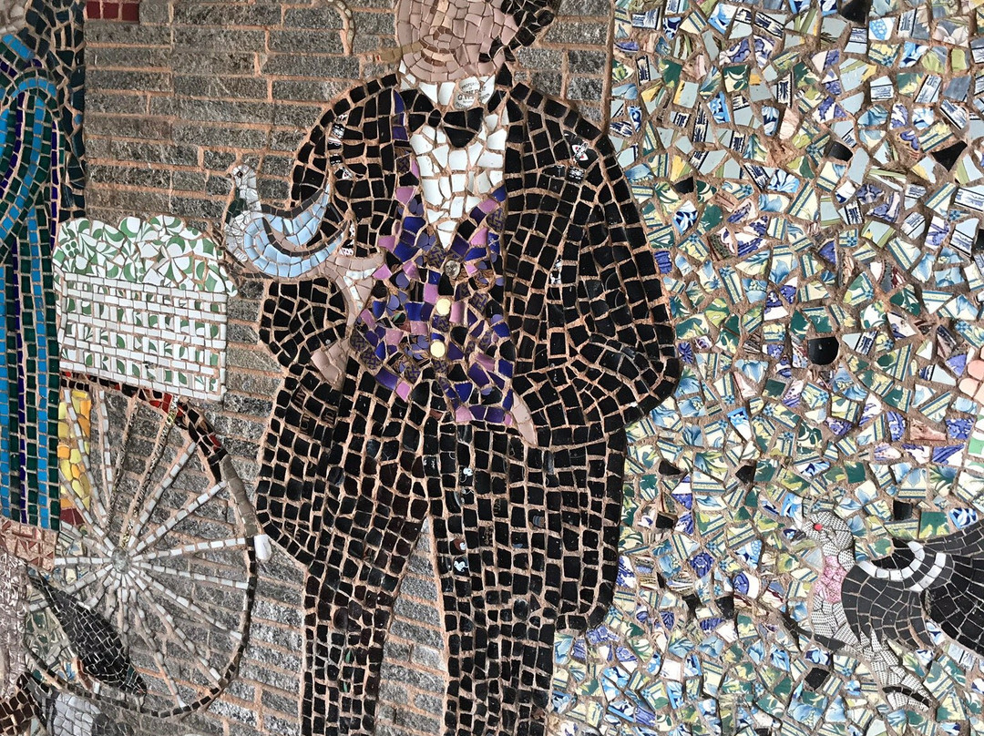 St Thomas' Pigeon Mosaic景点图片
