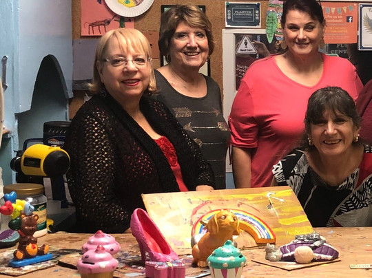 Plaster Carousel Fun Painting Studio-科勒尔斯普林斯必去景点