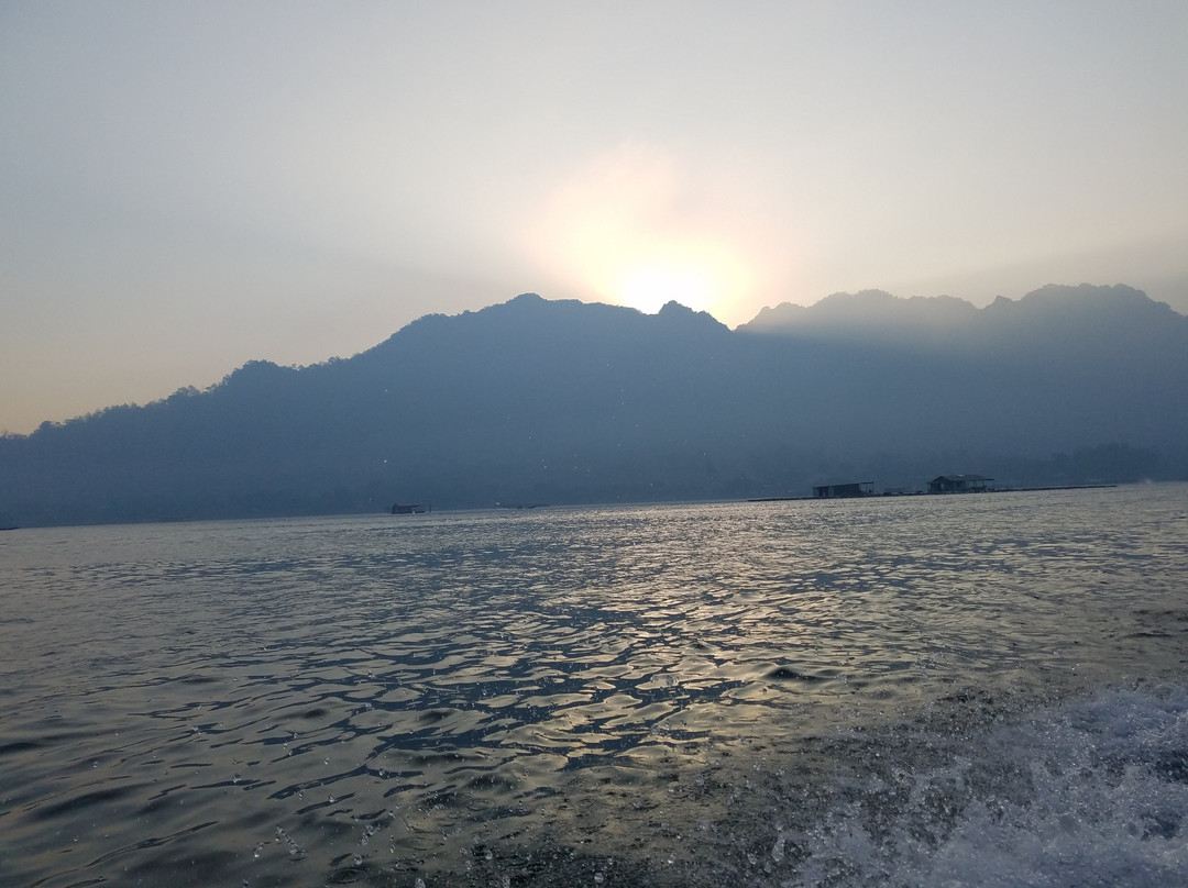 Khao Laem Lake景点图片