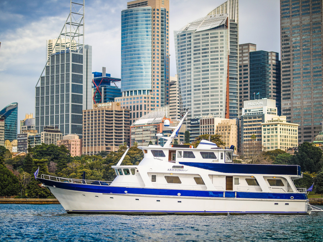 Motor Yacht Charters Sydney景点图片