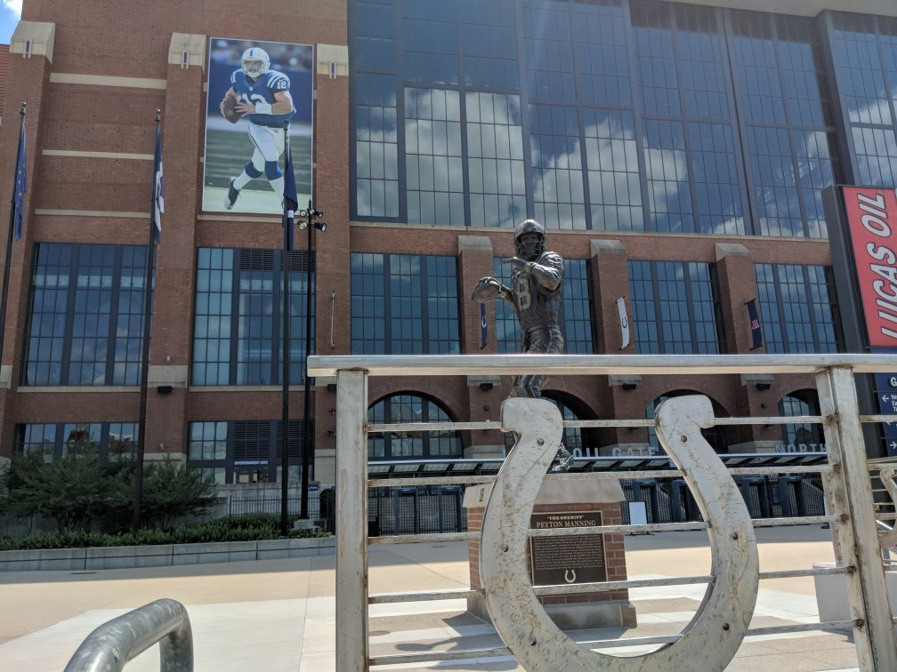 Peyton Manning Statue-印第安纳波利斯必去景点