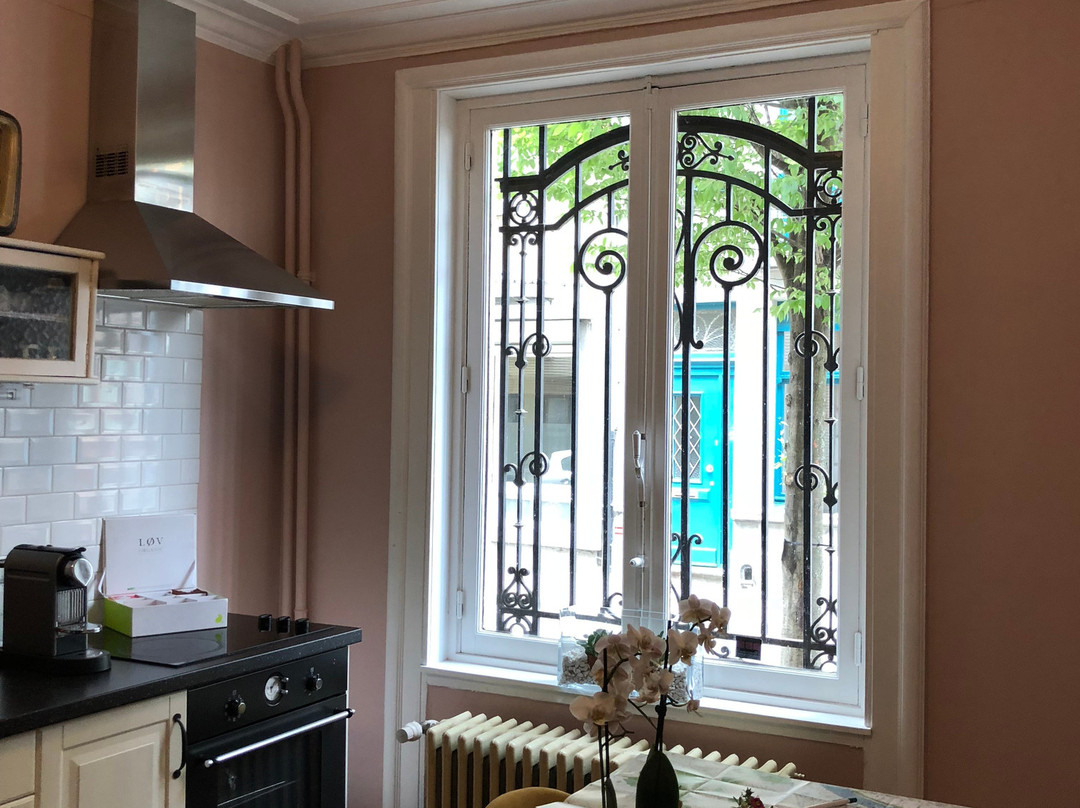 Arthur and James主图