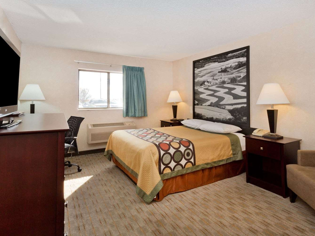 罗谢尔速8酒店主图