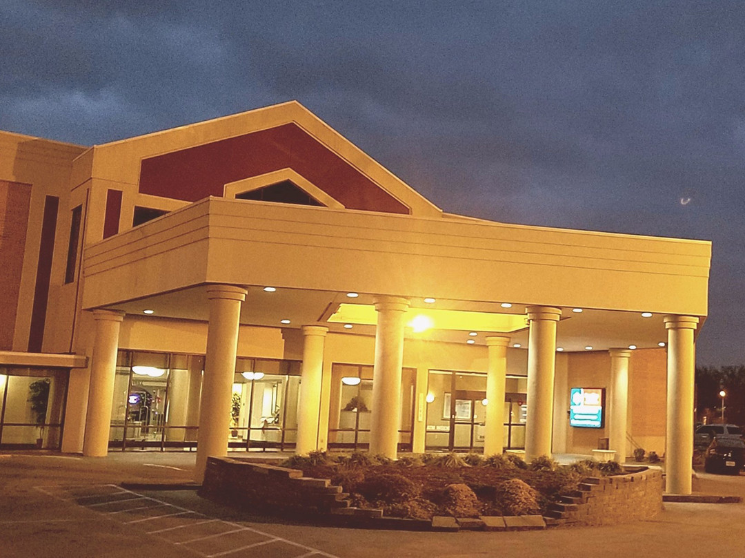 Ramada by Wyndham St. Louis Airport and Conference Center主图