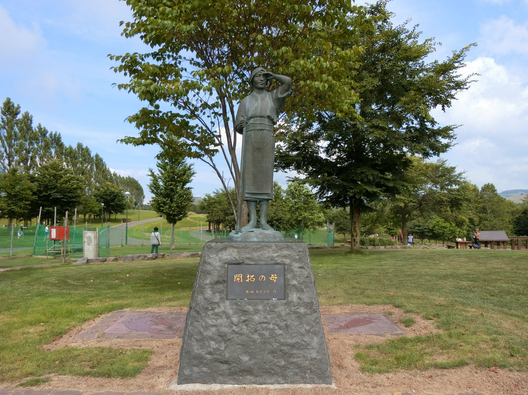 Kaitaku no Haha Statue景点图片