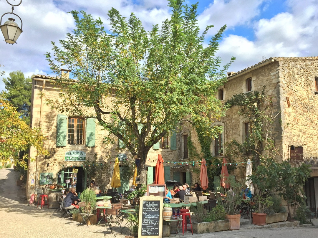 Le Petit Cafe
