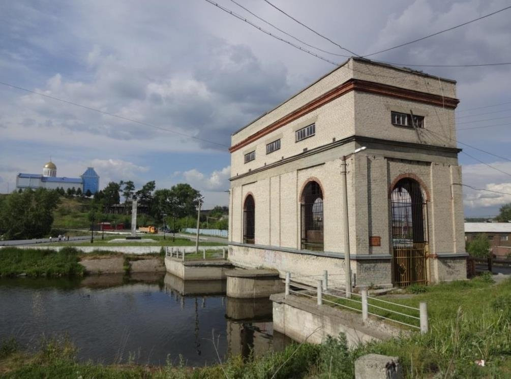 Dam at Revda Pond景点图片